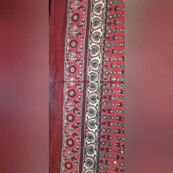 Beautiful Tablecloth with Intricate Pattern - Picture 4 of 4